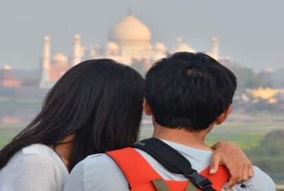 ताजमहल को निहारता युवा जोड़ा