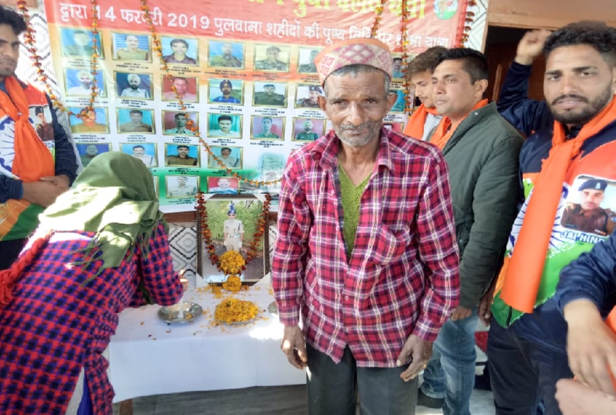 Parents and wife pay tribute to pulwama attack martyr TilakRaj with moist eyes