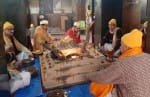 पुलवामा आंतकी हमले में अमर शहीद सैनिकों को कालिका मंदिर में श्रद्वाजंलि देते मंदिर समति के सदस्?