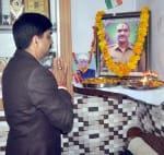 शामली बनत में शहीद प्रदीप को श्रद्धांजलि देते डीएम।