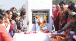 पुलवामा हमले में शहीद अजीत कुमार आजाद को उनके चित्र पर पुष्प अर्पित कर श्रद्घांजलि देती पत्नी मी?