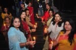 पुलवामा के शहीदों को श्रद्धांजलि अर्पित करती रस विहार कॉलोनी की महिला मंडली।