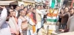 सेलाकुई स्थित शहीद स्मारक पर शहीदों को नमन करते भाजपा कायकर्ता।