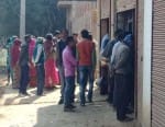 लालगंज के सगरा सुंदरपुर बाजार में शराब की दुकान में चोरी के बाद जुटी भीड़।