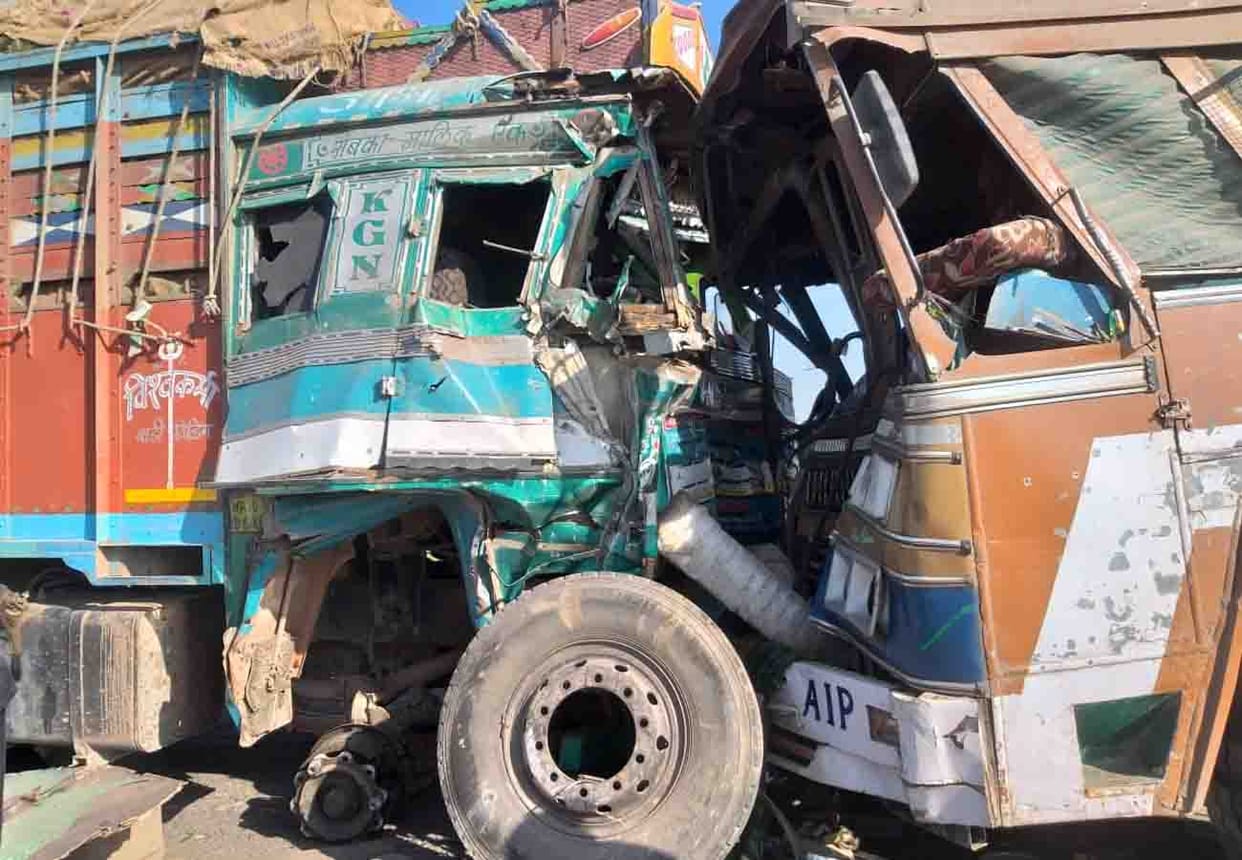 Two trucks collide, one died and one injured in chitrakoot