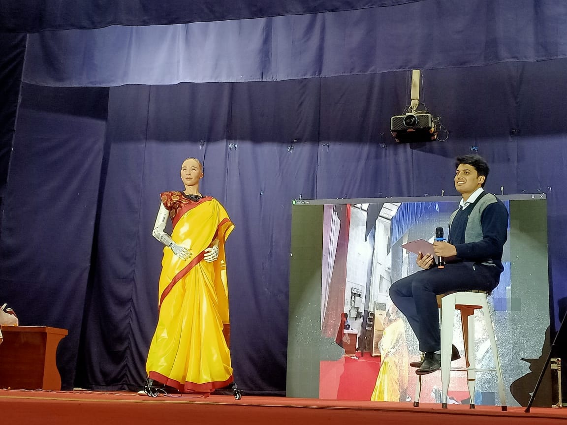 humanoid Sophia chanted slogan of Har Har Mahadev, applause echoed