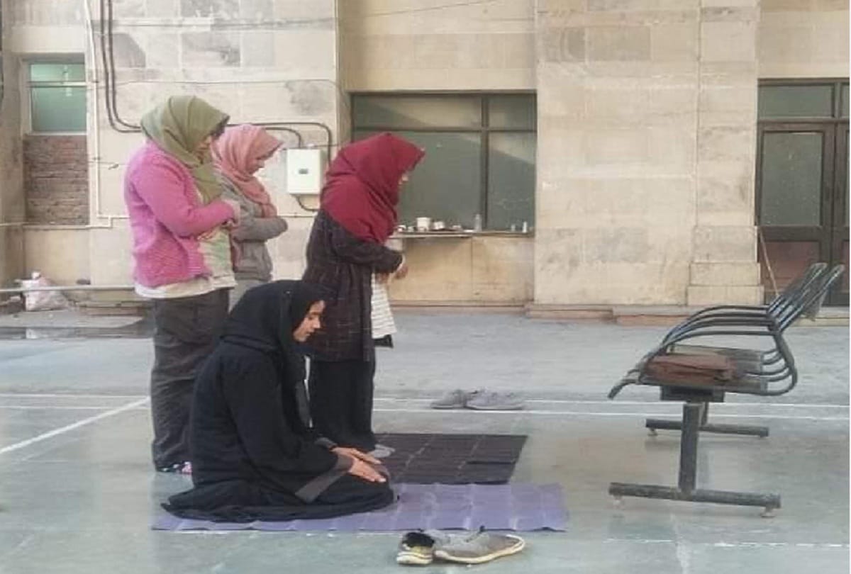 Jamia girl students performed namaz in Mandir Marg police station