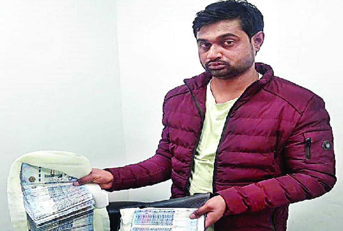 20 lakh foreign currency recovered from passenger's bag at Delhi airport