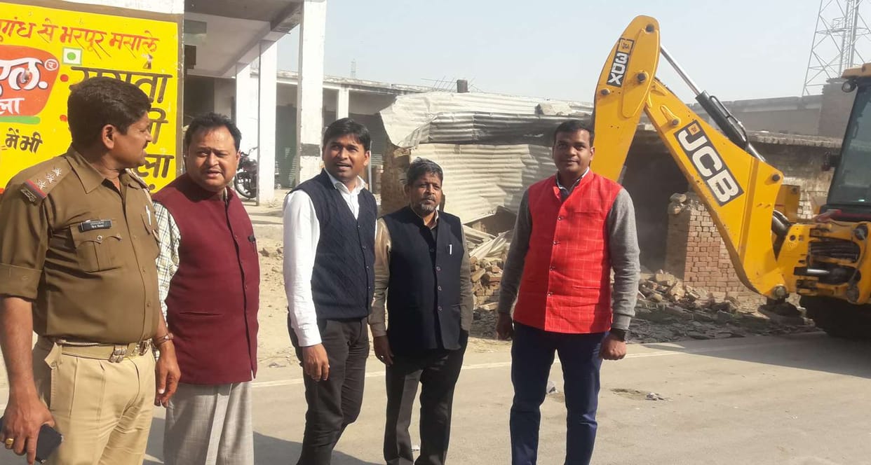 The dilapidated building in front of the Zilla Parishad Market was demolished.