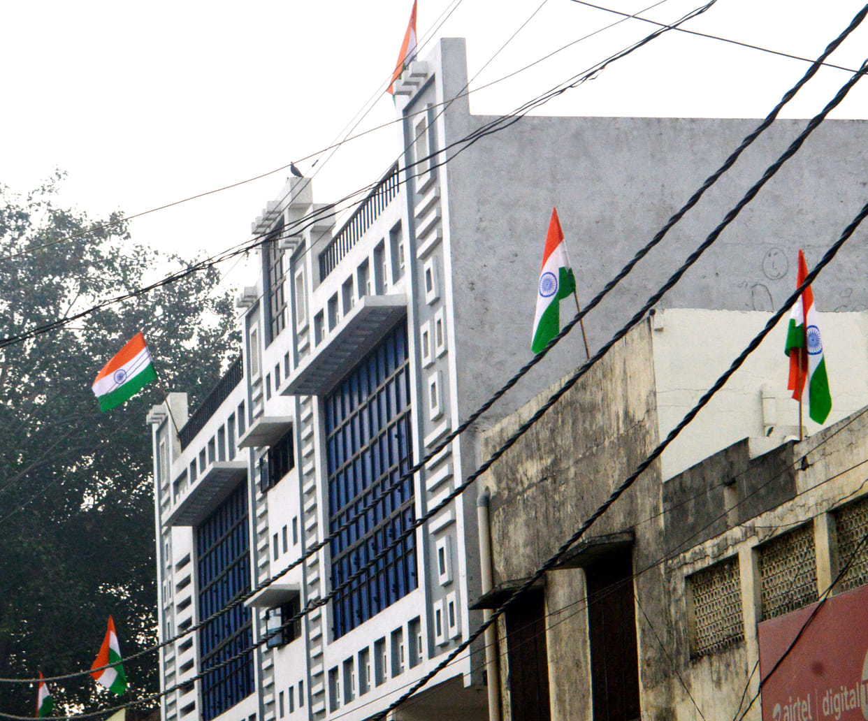 Take off the tricolor flag on the houses, the administration announced