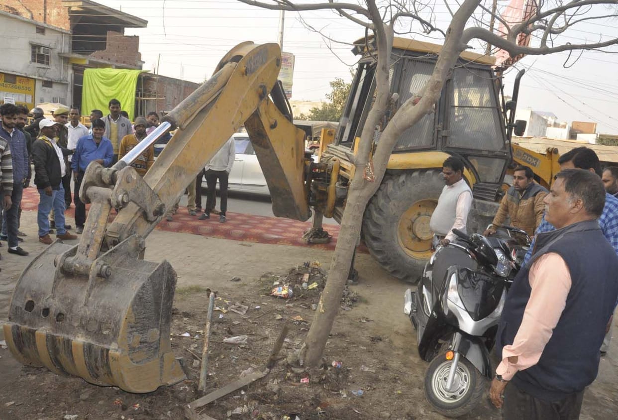 atikraman per chala bulldozer