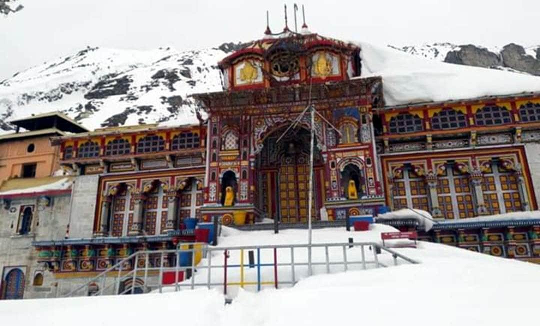 Uttarakhand: Glacier on Badrinath highway from Radang band to Mana village