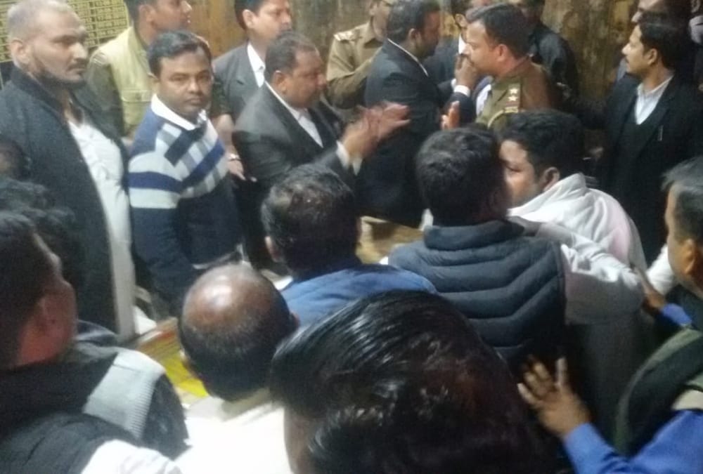 Clash between lawyers and nagar palika employees in Bahraich.