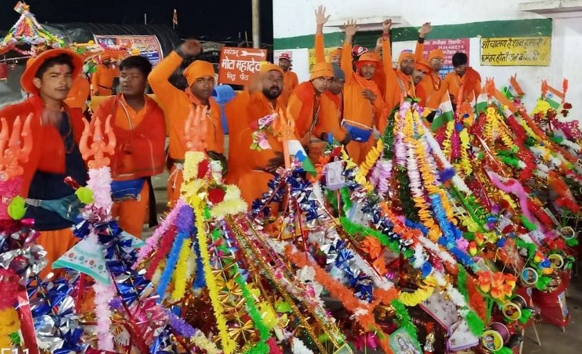 Shiva devotees did Jalabhishek
