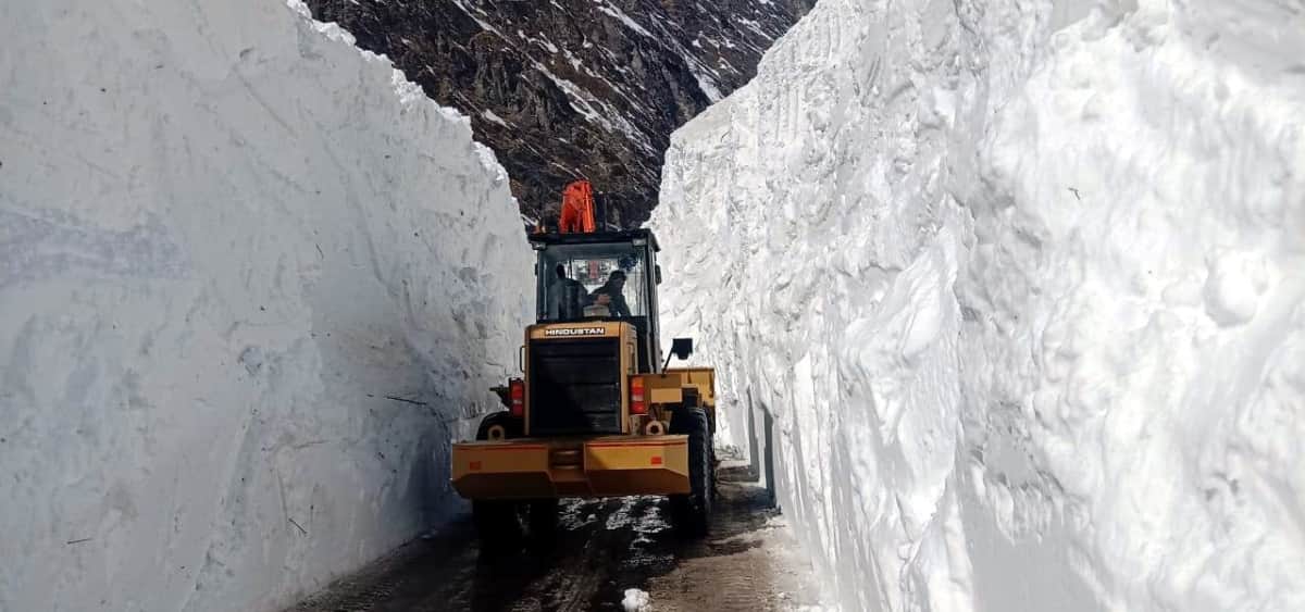 Uttarakhand: Glacier on Badrinath highway from Radang band to Mana village