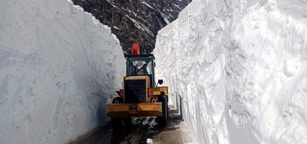 Big iceberg fall on Gangotri highway from Changthang Glacier uttarkashi