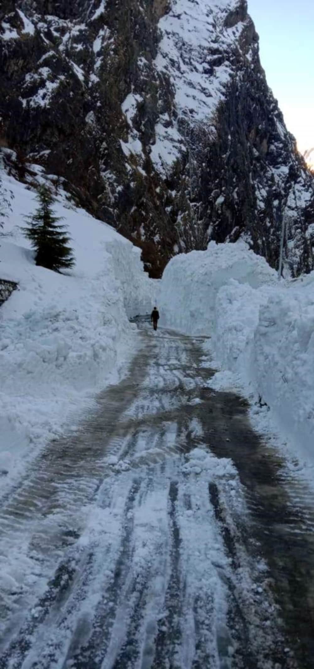 Uttarakhand: Glacier on Badrinath highway from Radang band to Mana village