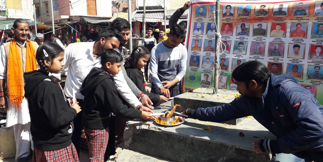 Tributes paid to martyrs by lighting a lamp