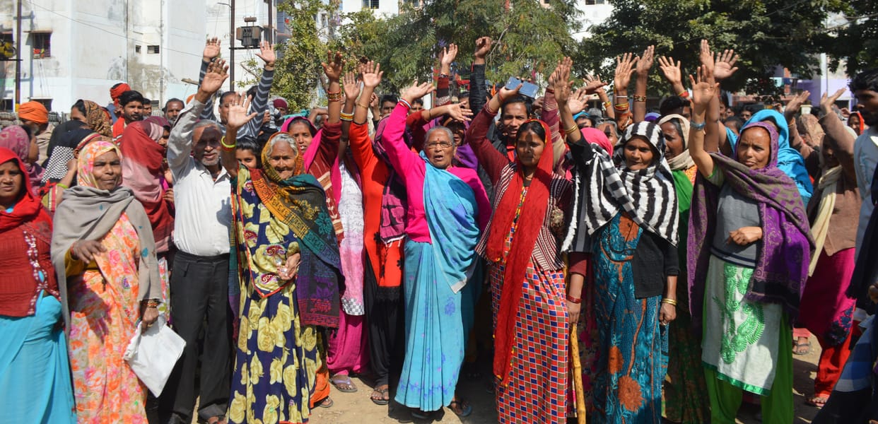 Hathras: Awakening power on complaint, corrected electricity bill