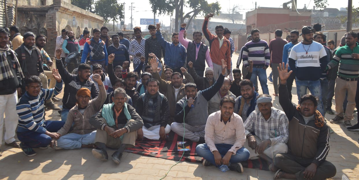 Hathras: Sanitation workers created a ruckus by blocking the municipality