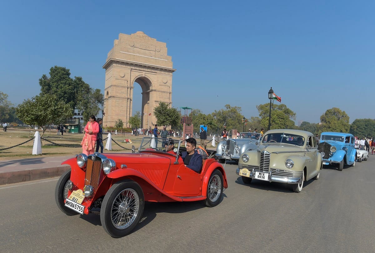 Hardeep singh Puri showed green flag to Vintage Car Rally