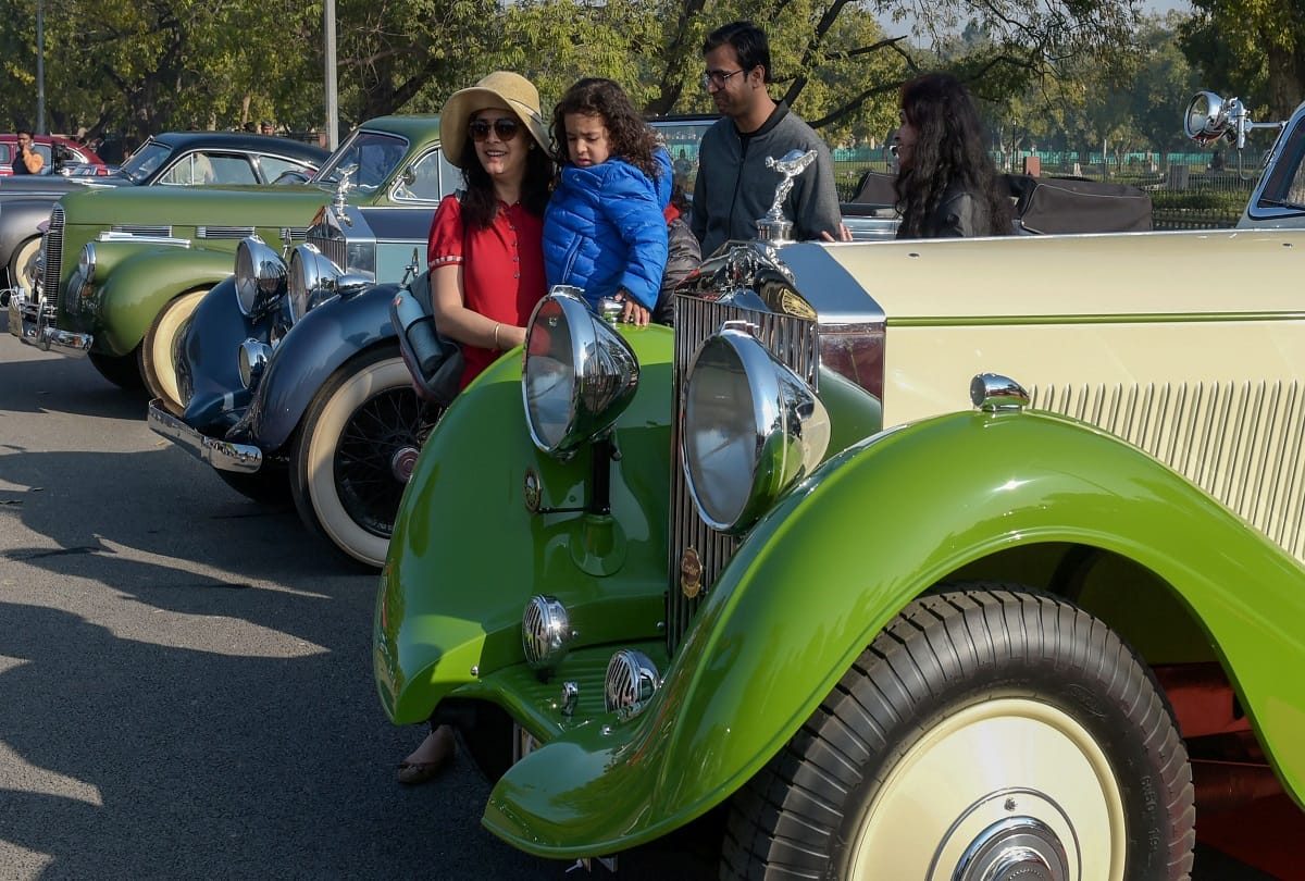 Hardeep singh Puri showed green flag to Vintage Car Rally