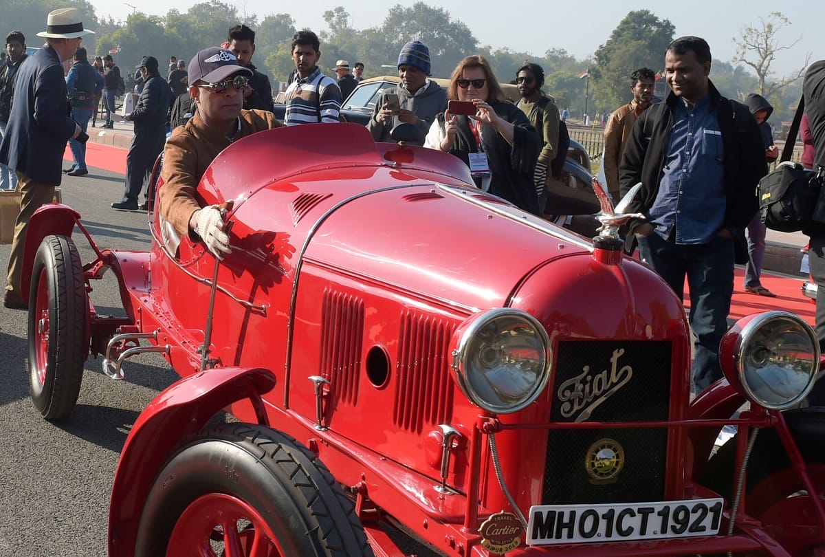 Hardeep singh Puri showed green flag to Vintage Car Rally