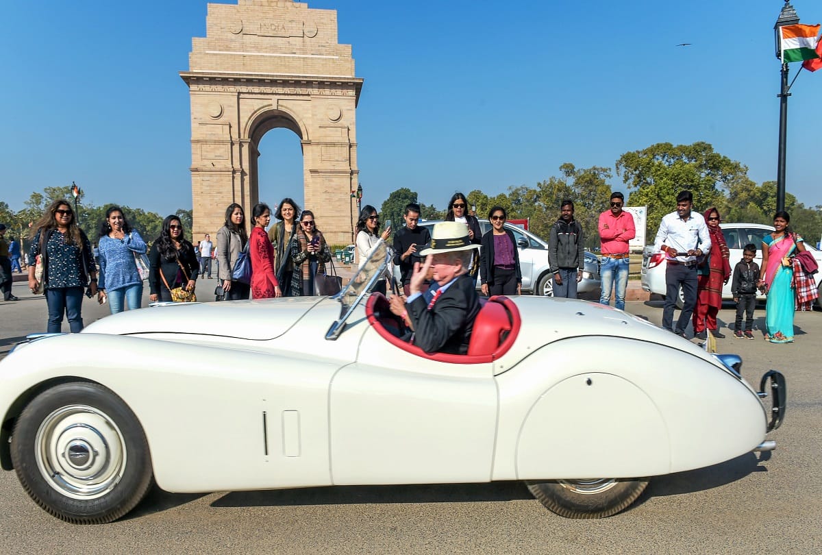 Hardeep singh Puri showed green flag to Vintage Car Rally
