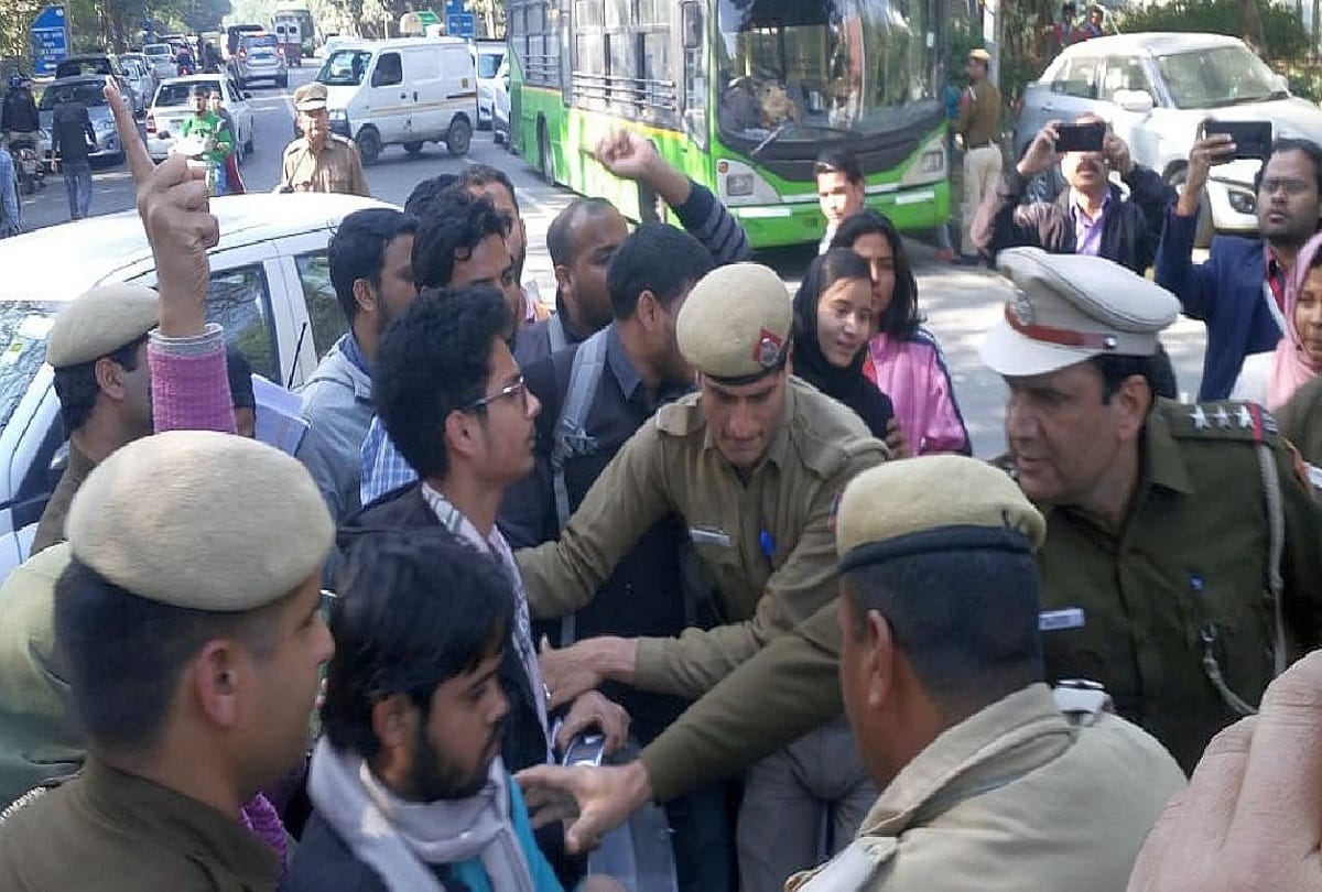 Police took Jamia students into custody over protest at tamilnadu bhawan