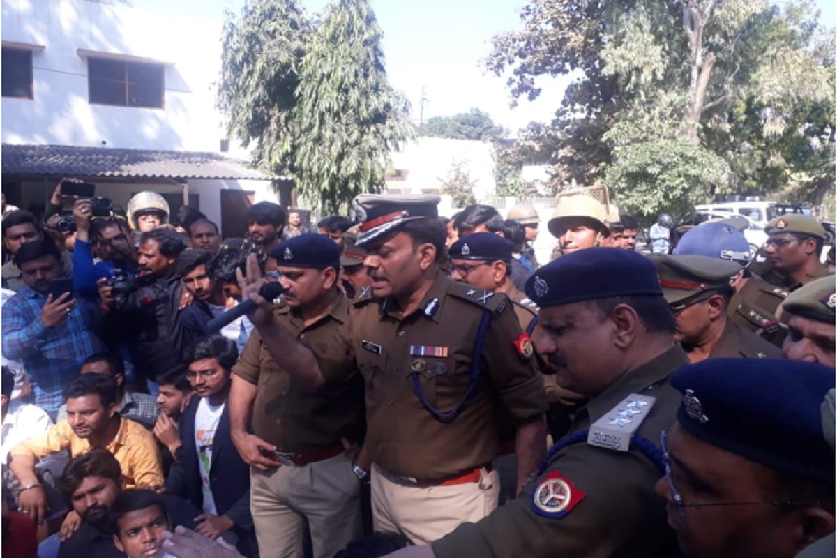 Girl students has protest near IG Office in Meerut city of Uttar Pradesh