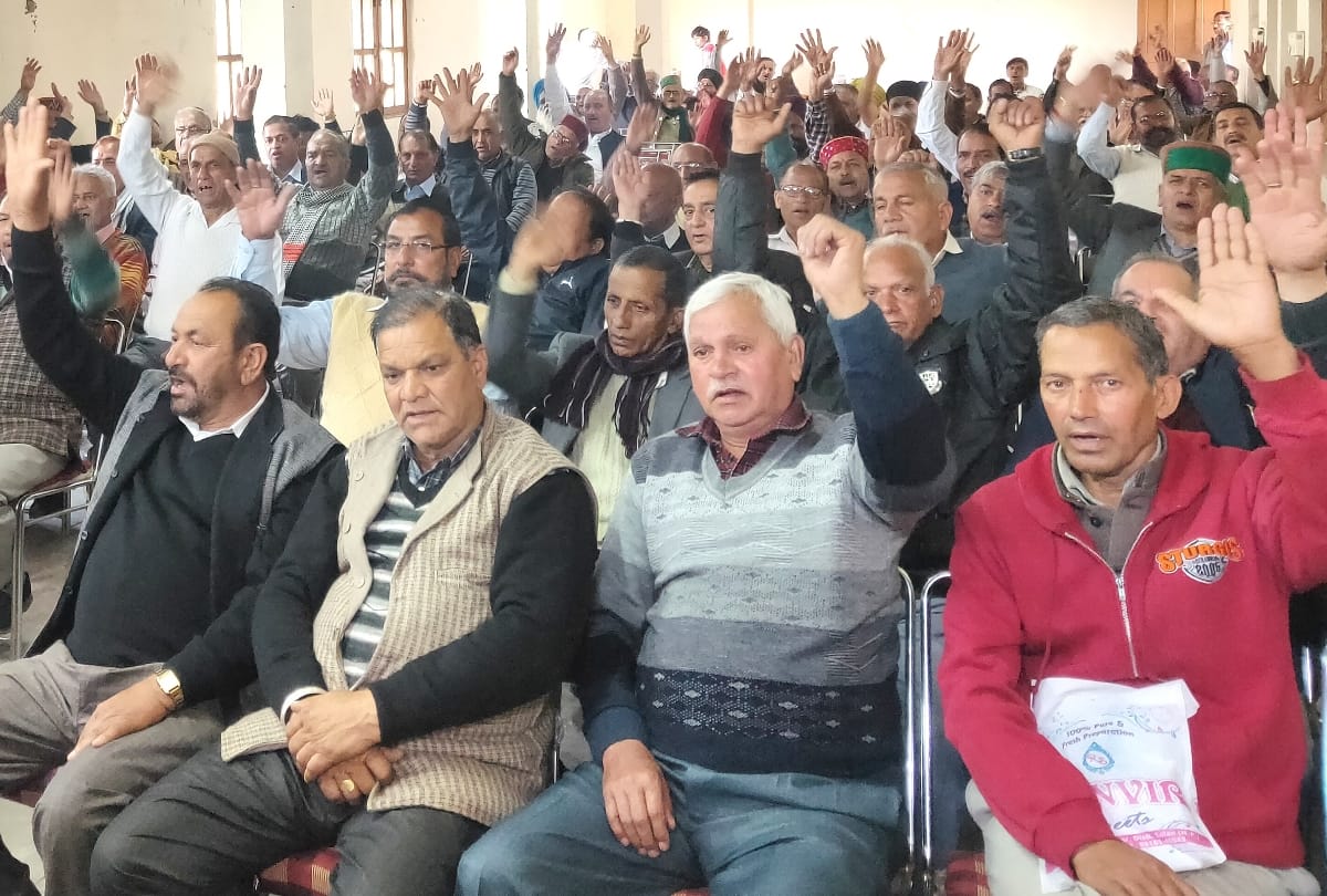 HRTC pensioners Kalyan Manch protest for demands to himachal govt