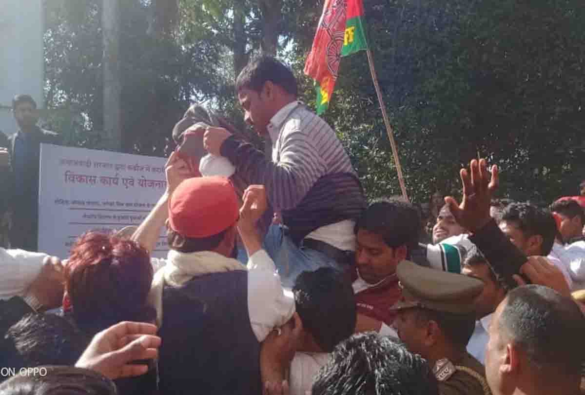 Jai Shri Ram slogans in front of Akhilesh reached behind bars
