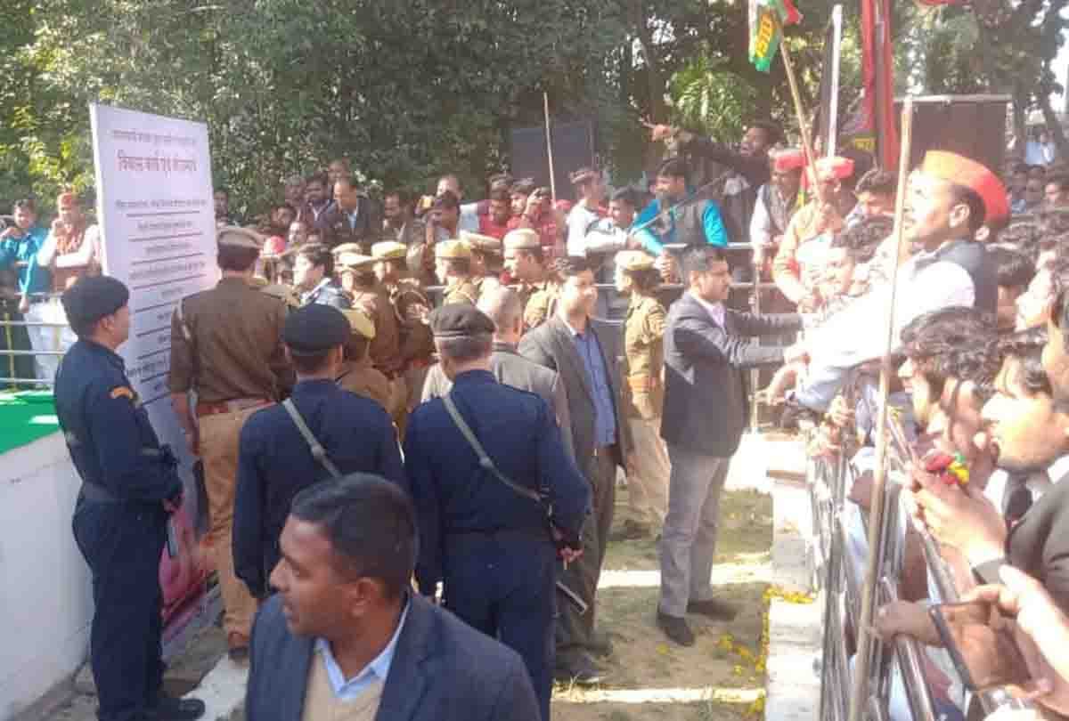 Akhilesh Yadav's meeting, youth chants Jai Shri Ram's slogan, SP leaders beat him