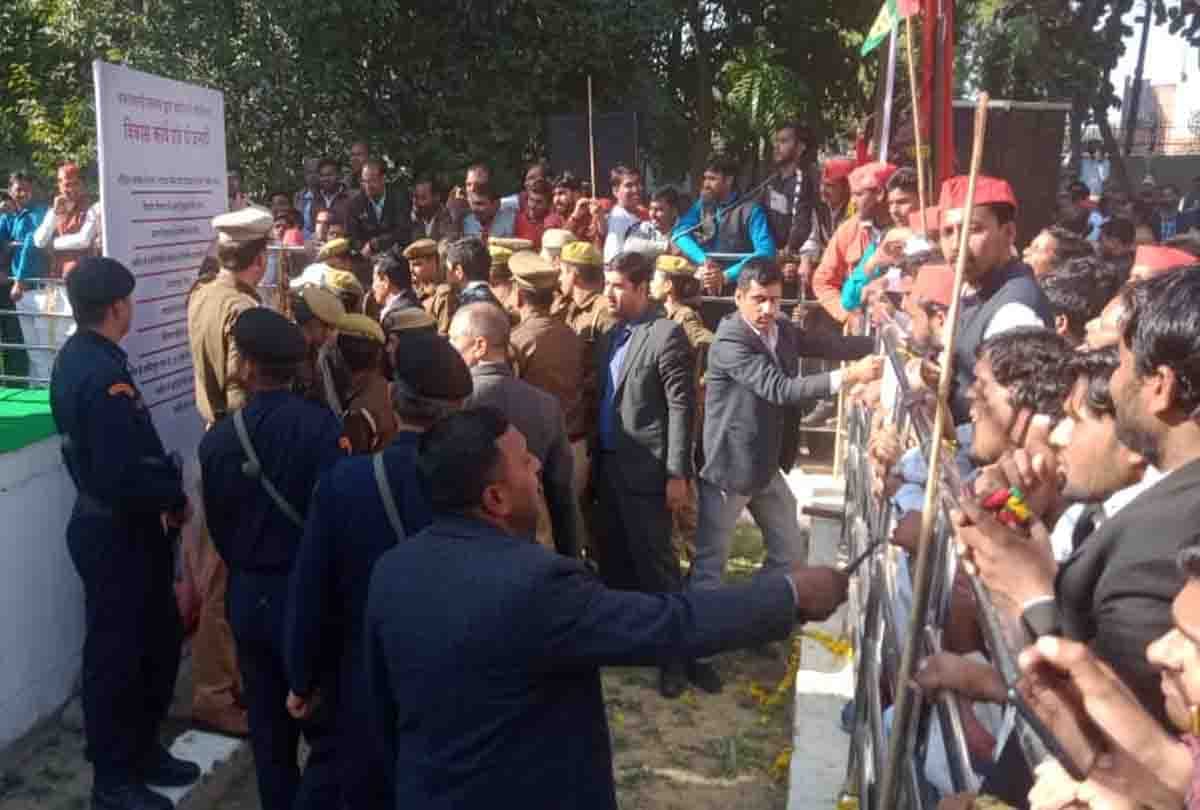 Jai Shri Ram slogans in front of Akhilesh reached behind bars