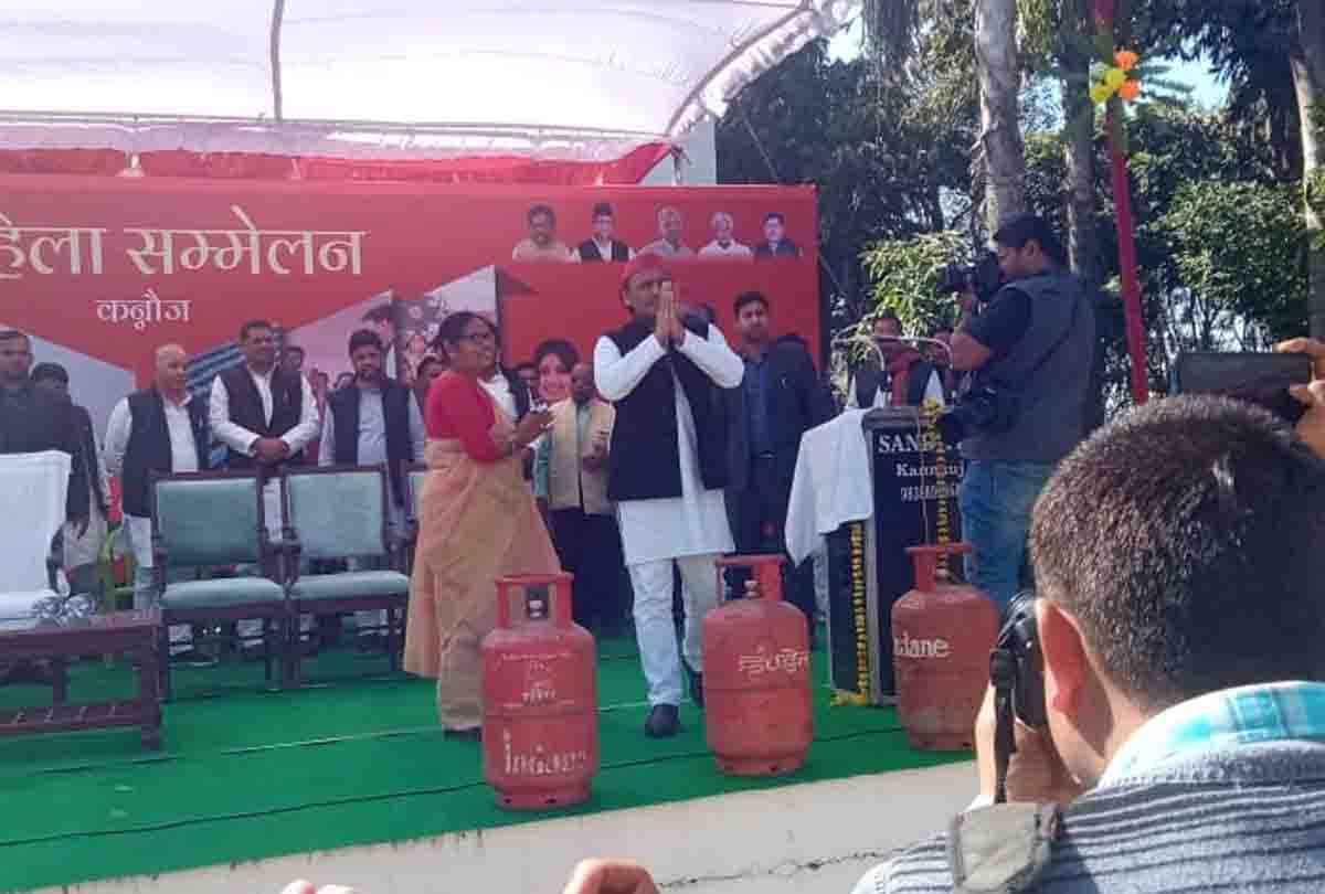 Akhilesh suddenly got angry at Inspector in samajwadi party women's conference