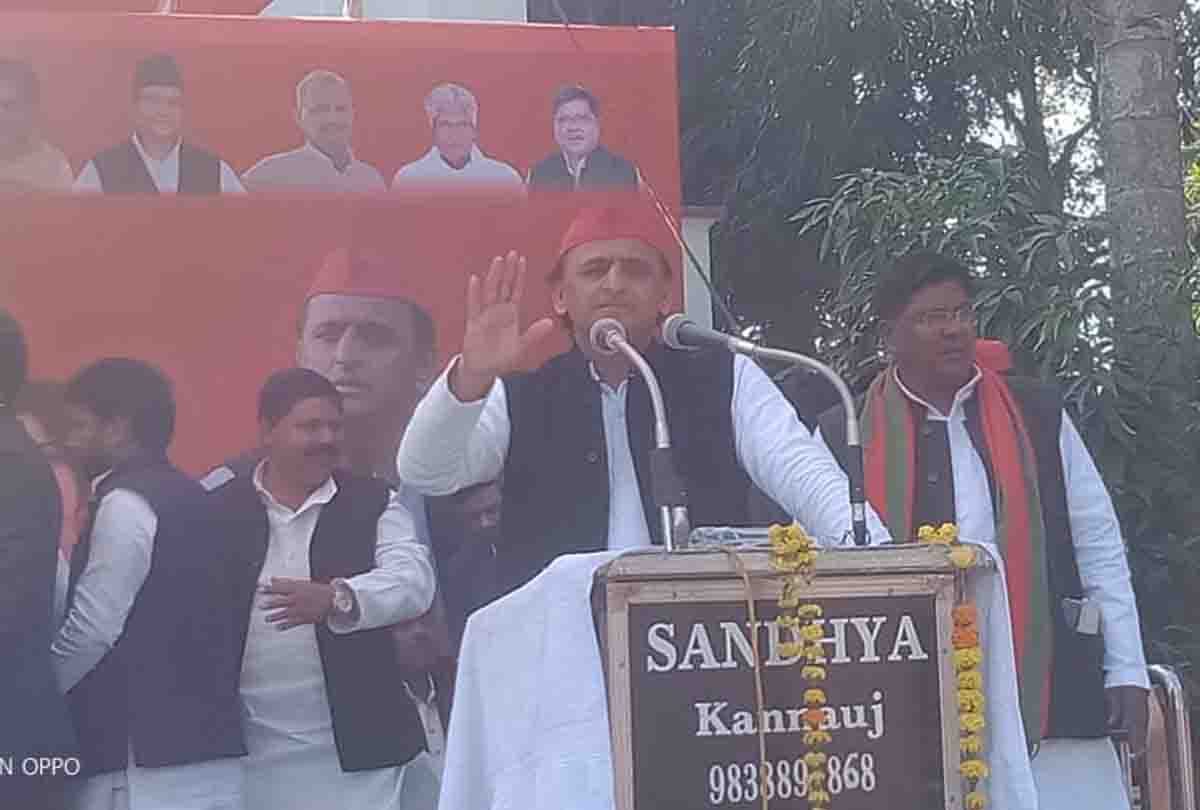 Akhilesh suddenly got angry at Inspector in samajwadi party women's conference
