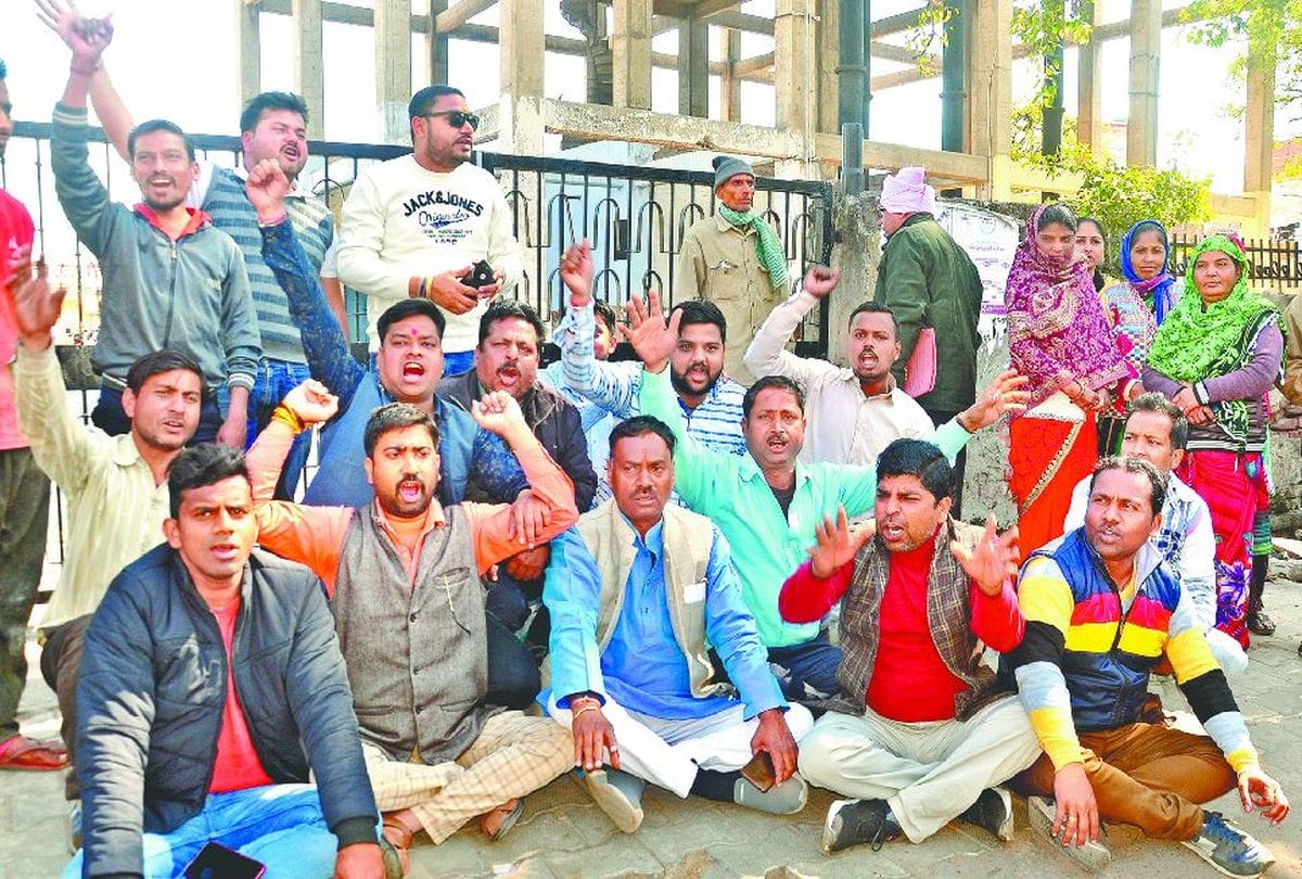 BJP councilors protest against nagar nigam agra