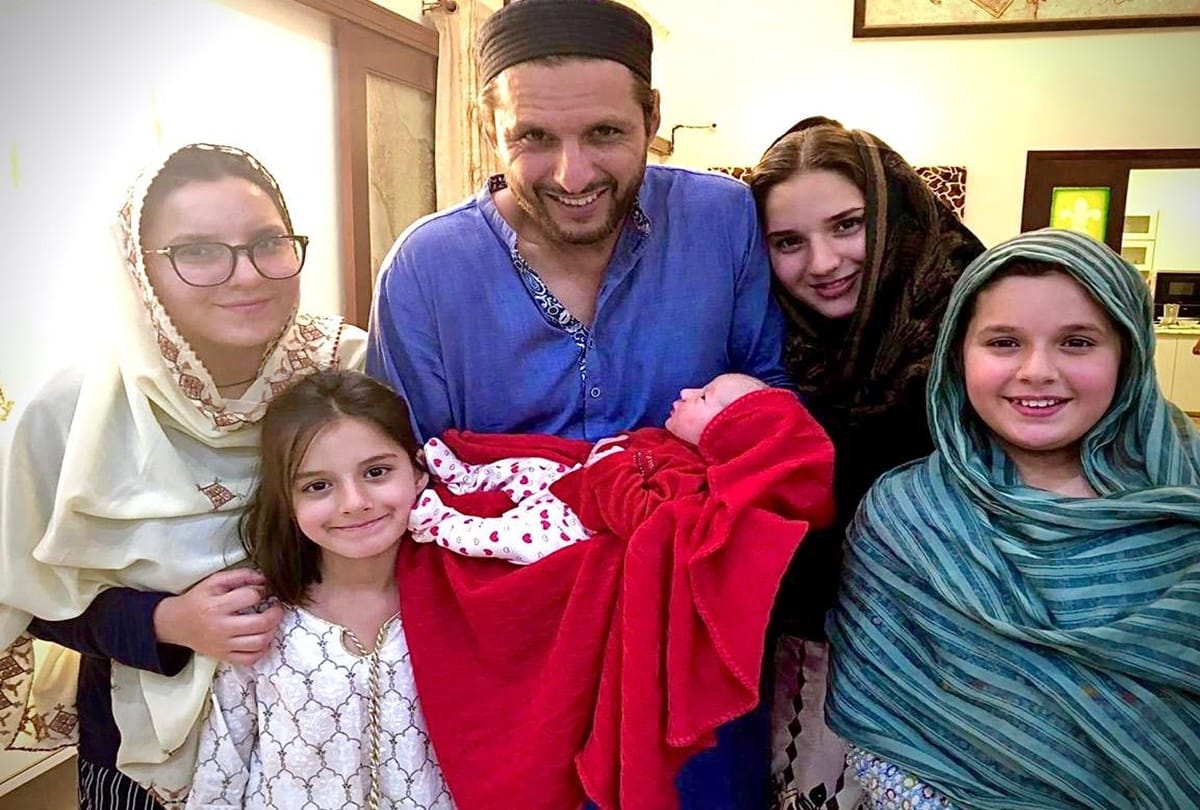 Shahid Afridi blessed with 5th daughter, Shares picture with family