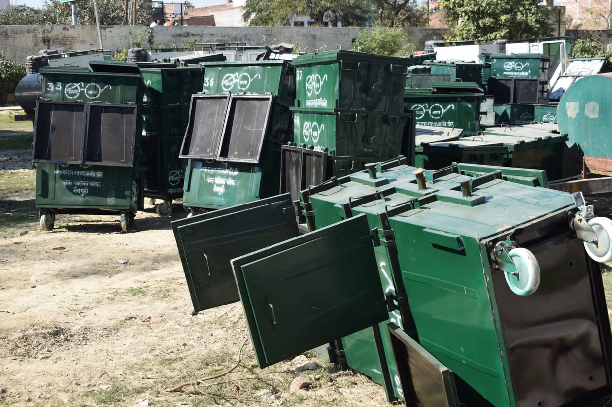 garbage on roAD, DUSTBIN MAKE SHOWPEICE