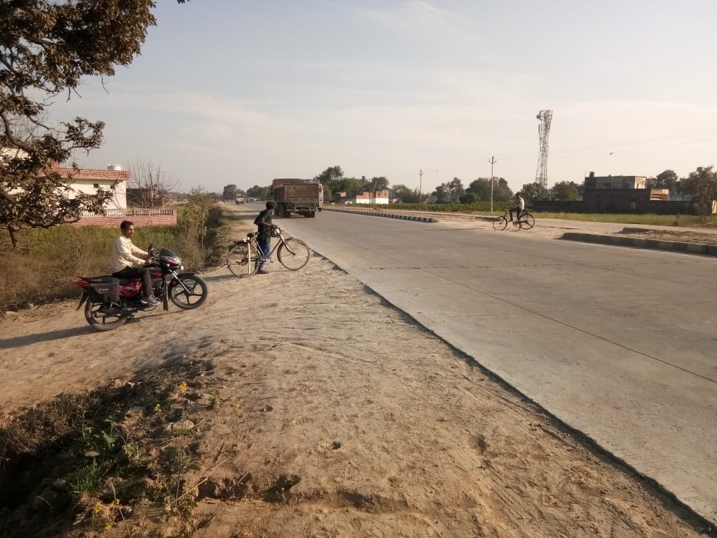 Dangerous cut on four lanes, brother should be careful