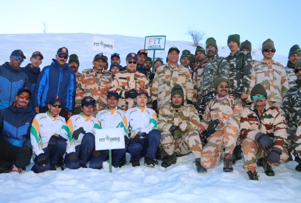 Union Minister kiren Rijiju Doing Morning walk with ITBP Soldiers, Gives Fit india Slogan in Auli