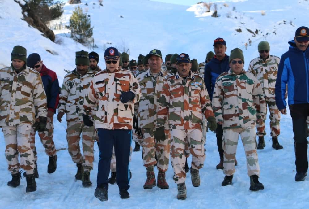 Union Minister kiren Rijiju Doing Morning walk with ITBP Soldiers, Gives Fit india Slogan in Auli