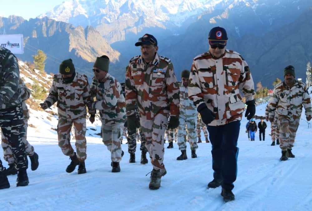 Union Minister kiren Rijiju Doing Morning walk with ITBP Soldiers, Gives Fit india Slogan in Auli