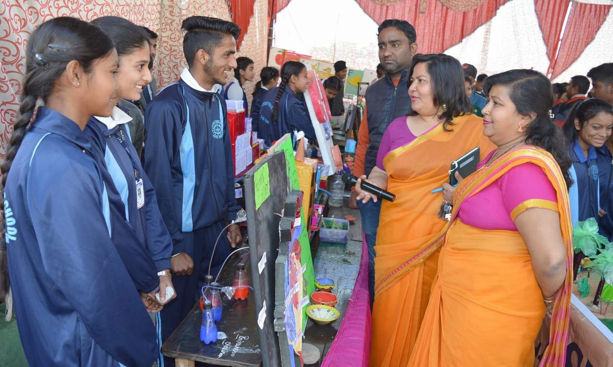 Students showed models of science and mathematics in the exhibition