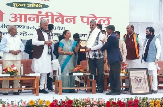 The Governor honored the farmer Rajendra Singh