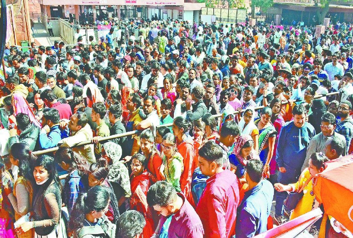 huge crowd of tourists gathered at taj mahal on Sunday