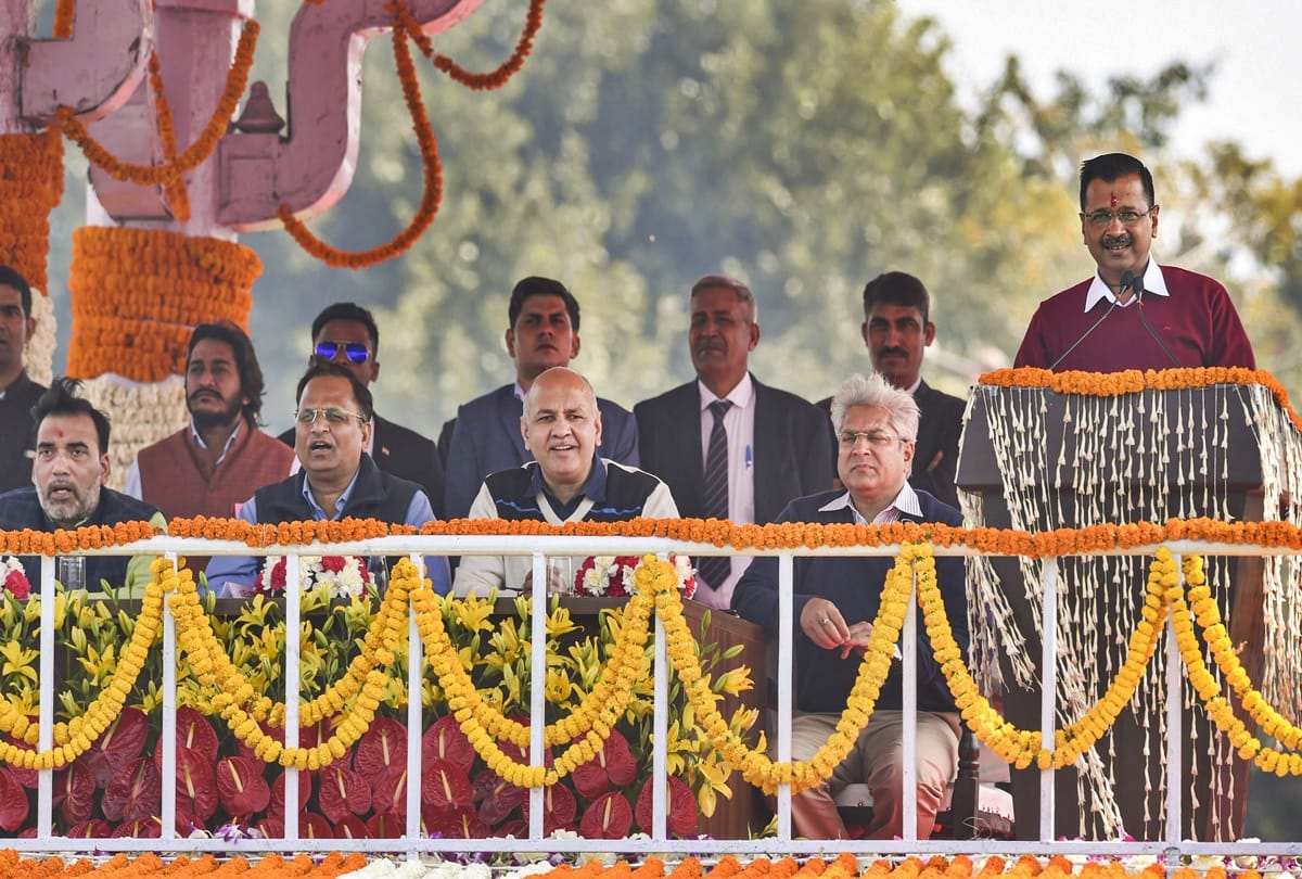 Arvind Kejriwal swearing Ceremony sings hum honge kamyab hindi translated We Shall Overcome