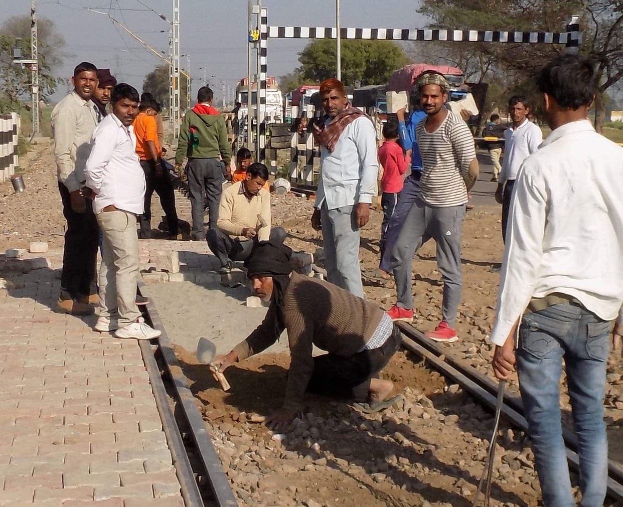 Hathras: Kanchana gates remained closed all day due to repair work, people faced trouble