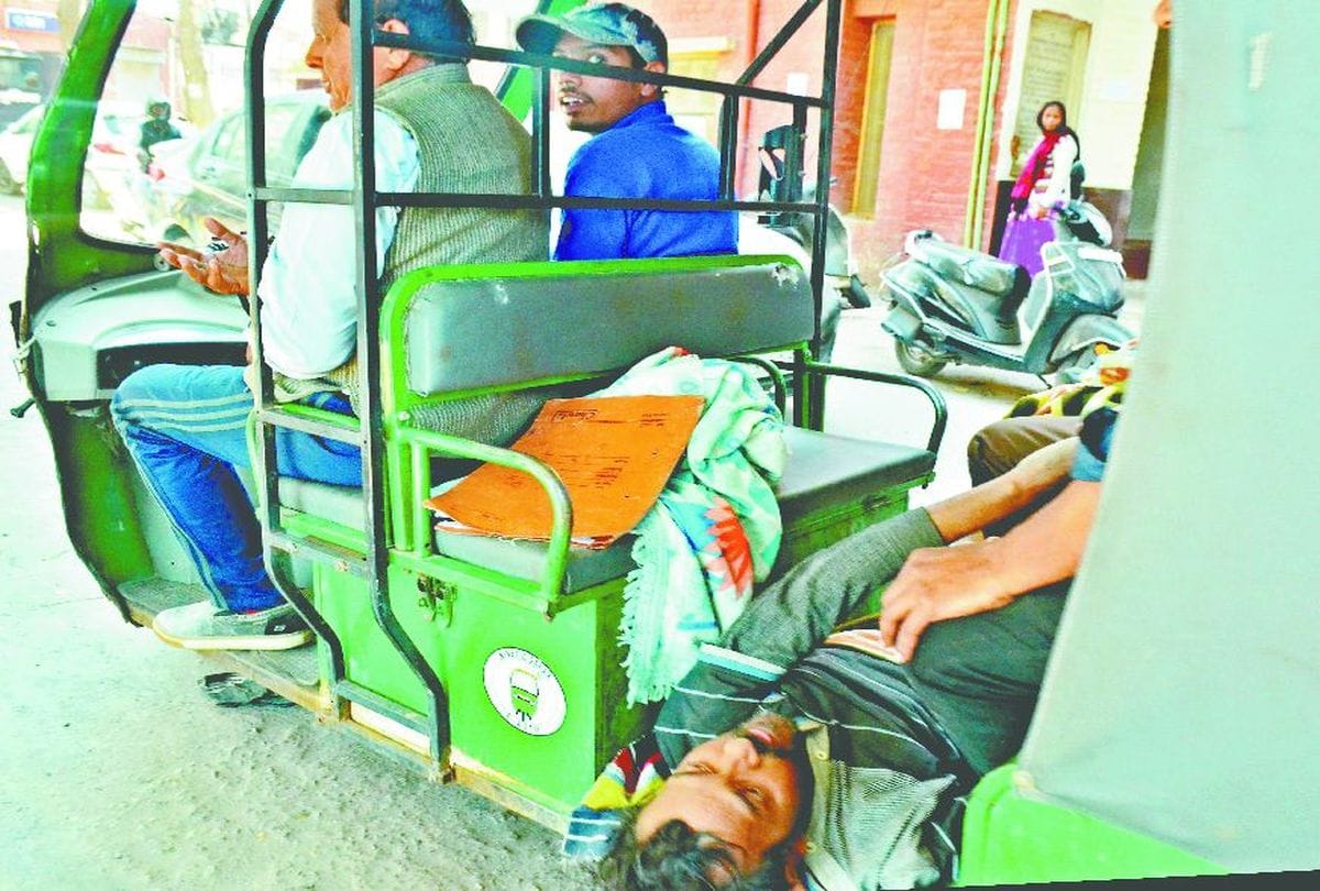 Ward Boy and Stretcher Not Found Patients Taken From E-Rickshaws In SN Medical College