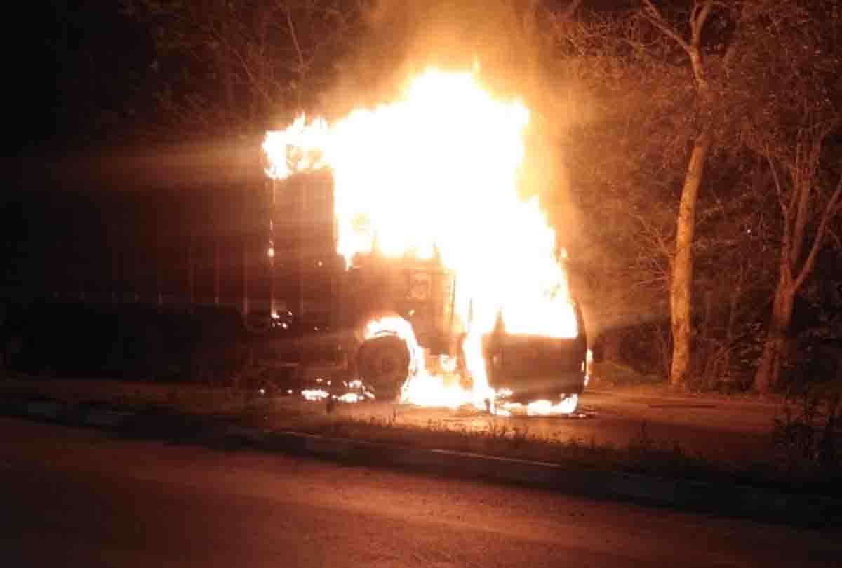 Horrific road accident in Unnao, van fire after collision with truck